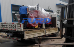 福瑞得機械座駕壓路機，路面開槽機成功裝車及時發(fā)貨