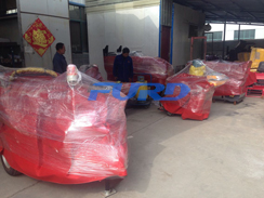 福瑞得機(jī)械座駕壓路機(jī)、大容量灌縫機(jī)，小型灌縫機(jī)包裝完畢準(zhǔn)備發(fā)貨