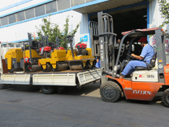 福瑞得機(jī)械4臺(tái)小型壓路機(jī)裝車(chē)發(fā)往河南。